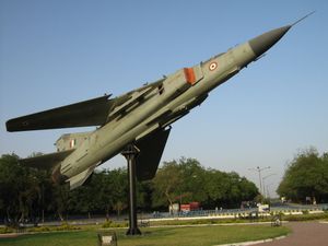 간디나가르 교차로에 전시된 인도 MiG-23MF.