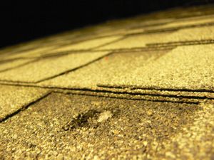 g}}의 노바토 운석이 집 지붕에 떨어져 생긴 충돌 구덩이.