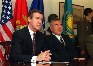 윌리엄 코언과 나자르바예프, 1997년 11월