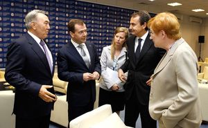 2011년 러시아 대통령 드미트리 메드베데프, 핀란드 대통령 타르야 할로넨, 스페인 총리 호세 루이스 로드리게스 사파테로와 함께 있는 나자르바예프