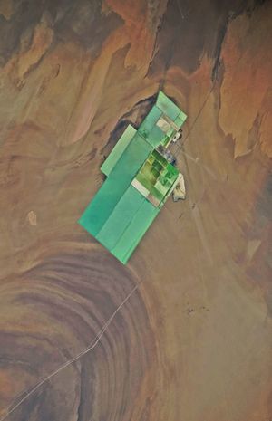 염전으로 알려진 구조물 (2009/10). 긴 변이 대략 20km에 달한다. 거의 위쪽이 북쪽. 왼쪽이 귀 같은 로프노르 호수의 말라붙은 자국이며. 그 가운데를 성도 235호선이 달리고 있다.