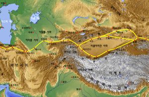 중앙아시아에서의 라싸의 위치 (노란색 선은 비단길을 나타낸다)