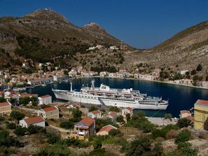 카스텔로리조 항구에 정박한 CS 살라미스 글로리.