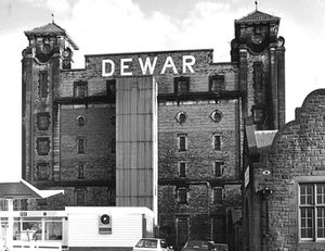 듀어스 센터(Dewar's Centre). 아이스 링크는 1988년 철거 직전의 듀어스 스카치 위스키 창고 부지에 위치해 있다.