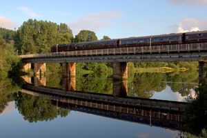 로열 스코츠맨이 퍼스 다리를 건너고 있다.