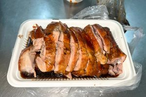 소스가 뿌려진 오리 구이는 난징의 현지 오리 요리 중 하나이다.