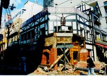 지진 직후 고베 니시무라 커피점 나카야마테 본점. 1995년 1월 17일 촬영