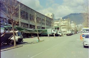 나다구 다이마루 고베 배송센터 1층 붕괴 모습. 주차된 트럭 운전석이 들려 올라갔다. (1995년 1월 25일 촬영)