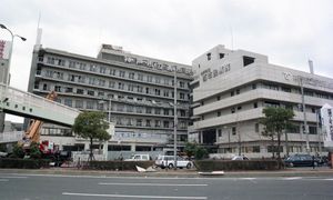 건물 일부가 기울어져 붕괴된 고베시 중앙병원 서부지병원의 모습.