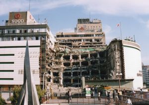 지진으로 반파된 소고 고베점의 모습.