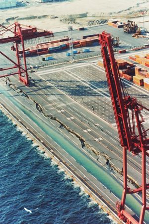 고베항의 접안 부두가 지진으로 파괴된 모습.