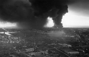 쇼와 석유 정유소의 화재 모습 (1964년 6월 17일)
