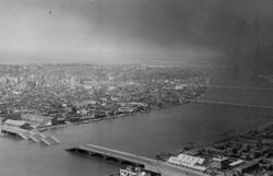 시나노강 상공에서 본 모습. 앞에서부터 쇼와대교, 야치요 다리, 반다이 다리 (1964년 6월 17일 13시)