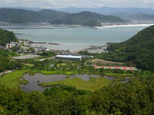 쓰나미로 만들어진 호수인 가니가이케 호수. 일본 고치현 도사시 마치류 소재.