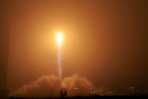 애틀러스 V 로켓이 인사이트와 마르코를 싣고 반덴버그 우주 발사 단지 3-E에서 발사되는 모습