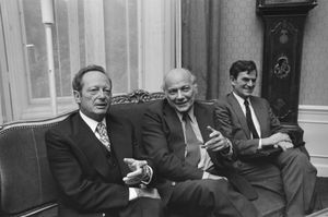 외무장관 알론이 요프 덴 아윌 네덜란드 총리와 함께 앉아있다.