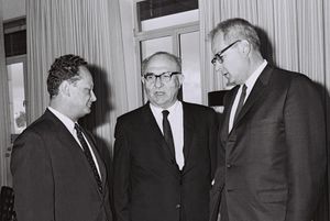 오른쪽에서 왼쪽으로: 윌리엄 윌라드 워츠 미국 노동부 장관, 레비 에슈콜 이스라엘 총리, 이갈 알론 이스라엘 노동부 장관.