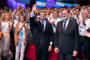 2018년 7월 21일 제19차 국민당 전당대회에서 마리아 돌로레스 데 코스페달과 마리아노 라호이 사이에 있는 카사도