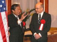 2010년 제임스 P. Zumwalt와 함께 있는 아카마쓰