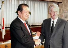 2008년 미국 대사 톰 쉬퍼와 함께 있는 하토야마 구니오
