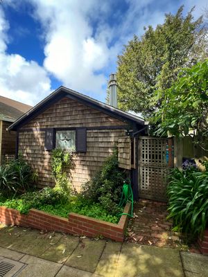 생존한 지진 구호용 주택, 현재는 개인 주택의 일부