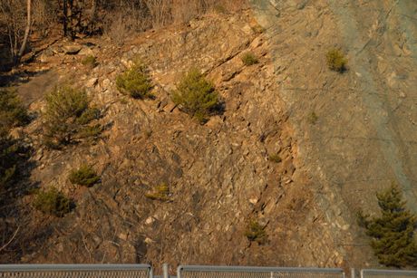 정선군 고한읍 고한리 국도 제38호선 도로변(상갈래교차로-두문동재 구간)의 녹암층(TRn1) 노두