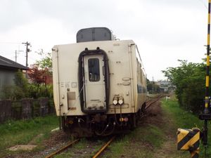 2016년 구마모토 지진 이후 탈선한 JR 큐슈 소속 KiHa 147계 열차