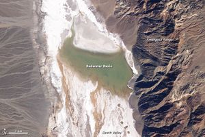 Landsat 5 위성 사진으로 2005년 2월 9일의 레이크 배드워터