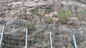 합천군 용주면 팔산리 팔미재 고개 도로에 드러난 하산동층