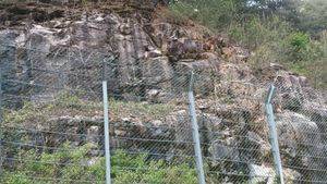 합천군 용주면 팔산리 팔미재 고개 도로에 드러난 하산동층