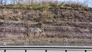 가덕리 갈사만조선산업단지 진입도로의 하산동층