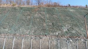 가덕리 갈사만조선산업단지 진입도로, 명덕교차로 절개사면의 하산동층