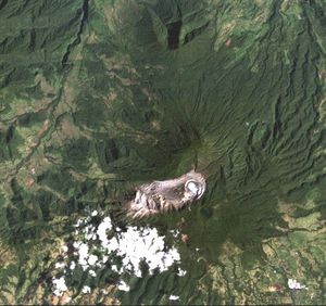 열기와 산성 가스에 의해 파괴된 식물 지대를 보여주는 우주 뷰