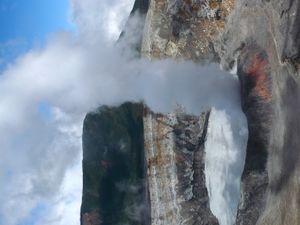 주 분화구에서 솟아오르는 연기 기둥