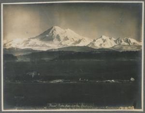 오크 베이, 브리티시컬럼비아에서 본 베이커 산, 1903년, 사진: 찰스 에드워드 클라크