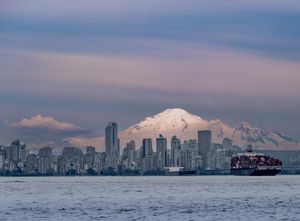베이커 산, 잉글리시 베이를 마주하고 촬영, 밴쿠버 시내의 주거 타워 위에 솟아있다.