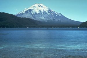 1980년 분화 전의 세인트헬렌스 산과 스피릿 호수