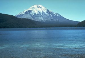 스피릿 호수에서 본, 1980년 분화 전 세인트헬렌스 산. 그 아름다운 모습 때문에 "미국의 후지산"이라고도 불렸다.