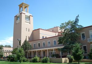 1900년에 건립된 바탄 빌딩은 1912년 뉴멕시코가 주가 된 후 처음으로 주 청사로 사용되었다.