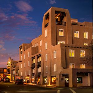 1922년에 지어진 역사적인 푸에블로 부흥 호텔인 라 폰다 온 더 플라자