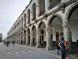 플라자 마요르 주변의 식민지 시대 아케이드