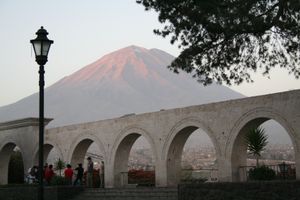 야나후아라 전망대에서 바라본 미스티 화산