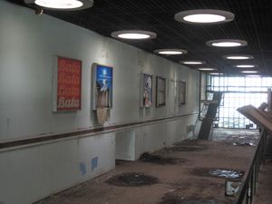 1974년 터키 침공 이후 폐쇄된 공항 도착 로비. 바타 광고(1970년대) 등이 남아 있다.