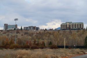 메드퍼드에 위치한 로그 밸리 매너 은퇴 시설 건물