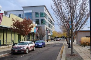 더 커먼스 옆길에서 찍은 메드퍼드 시내의 가을 사진