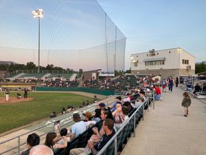 해리 앤 데이비드 필드, 메드퍼드 로그스가 경기를 하는 곳