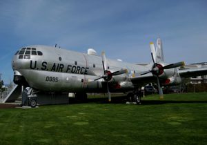 로구 밸리 국제공항 - 메드퍼드 공항에 전시된 보잉 KC-97 스트라토프레이터