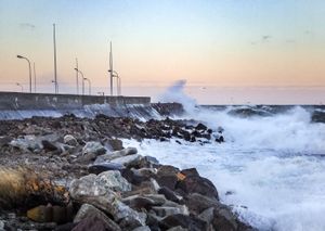 스웨덴 비스뷔 방파제에서 유사한 파도의 움직임