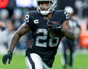 조쉬 제이콥스(Josh Jacobs)가 2021년 12월 5일 얼리전트 스타디움(Allegiant Stadium)에서 워싱턴 커맨더스(Washington Commanders)를 상대로 경기를 펼치는 모습. 제이콥스는 2022년 NFL 러싱 야드 1위를 기록했다.