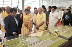 찬디가르 공항 신 터미널 개소식에 참석한 나렌드라 모디와 키론 케르(2015년)